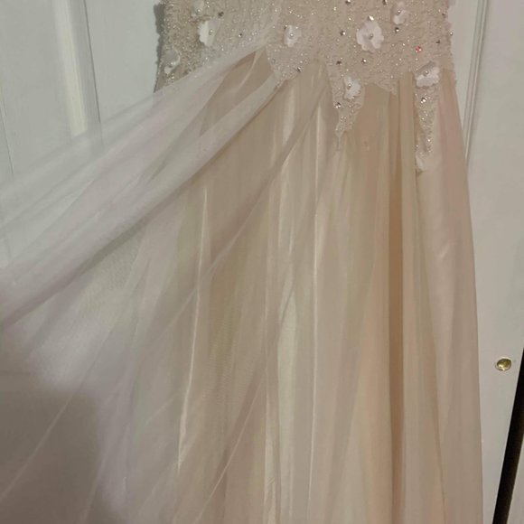 WEDDING / PROM DRESS - Picture 8 of 9